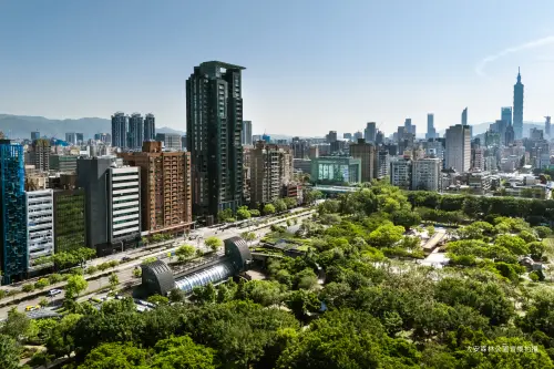 ▲皇翔下半年重點個案【柏金】以「捷運東門站8號出口」黃金門牌與高訂美學重塑台北天際。（圖／業者提供）