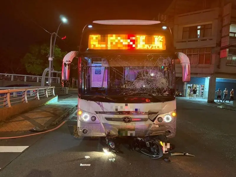 ▲昨天（24日）晚上，國光客運在建功地下道路口與雙載機車發生碰撞，導致機車上2名聯合大學男學生傷重身亡。（圖／民眾提供）