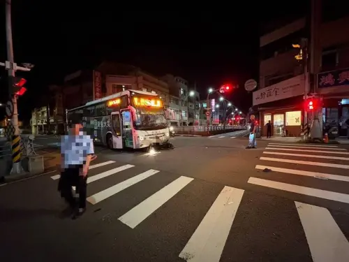 ▲昨天（24日）晚上，國光客運在建功地下道路口與雙載機車發生碰撞，導致機車上2名聯合大學男學生傷重身亡。（圖／民眾提供）