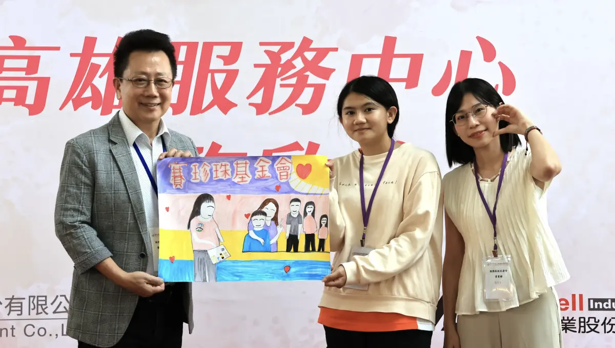 ▲賽珍珠基金會陳杰昇執行長收下新二代莉敏和恩岑老師的贈畫。（圖／賽珍珠基金會提供）