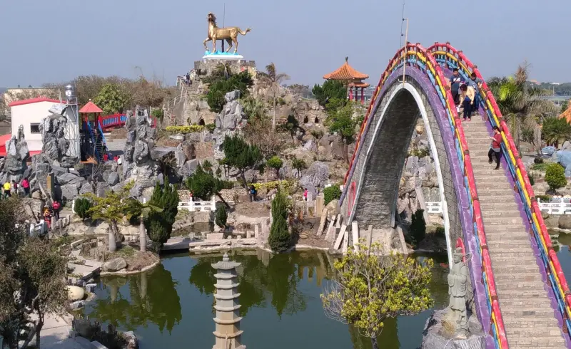 ▲台灣公園通常會設計安靜又有許多綠色植物點綴，但近期有民眾發現一間台灣最狂公園，遊客走了1小時卻崩潰逃走，甚至還有人直呼「不會再去第2次」。（圖／五年千歲公園臉書粉專）
