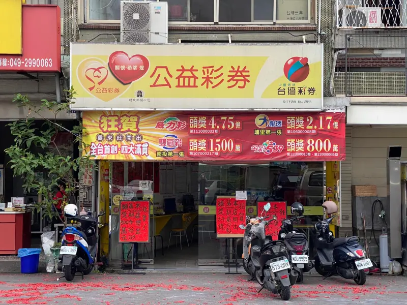 ▲台彩販售各種公益彩券商品，從威力彩、大樂透等電腦彩券到刮刮樂都有，但你知道哪間彩券行是當今台灣最強運的嗎？（圖/鑫來旺彩券行臉書）