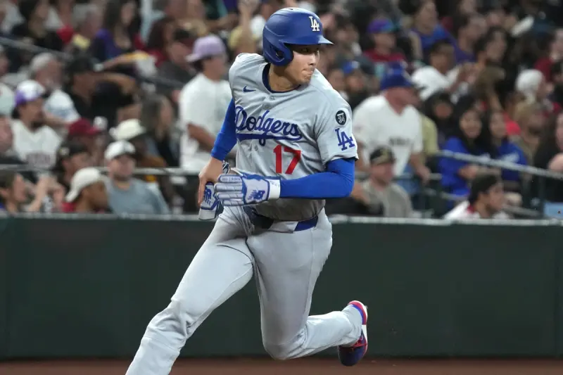 ▲大谷翔平一度誤以為自己敲出全壘打、在打席上停頓等球飛出去，但在球擊中中外野全壘打牆後，大谷立刻全力加速，竟還是不到10秒就衝上三壘。（圖／美聯社／達志影像）