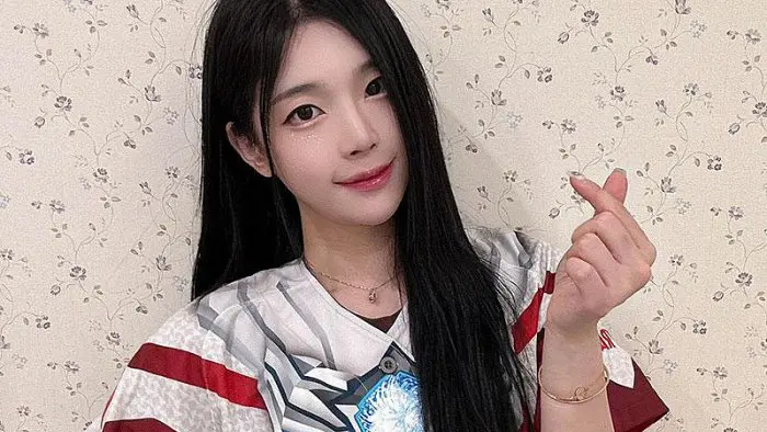 ▲統一獅UniGirls韓籍啦啦隊女神日前才拿到粉絲送的全新iPhone 17，今（25）日她捐出的簽名球衣公益拍賣價更飆破180萬元，讓不少粉絲直呼：「她背後有中東油王在支持吧！」（圖／翻攝自Yahoo拍賣官網）