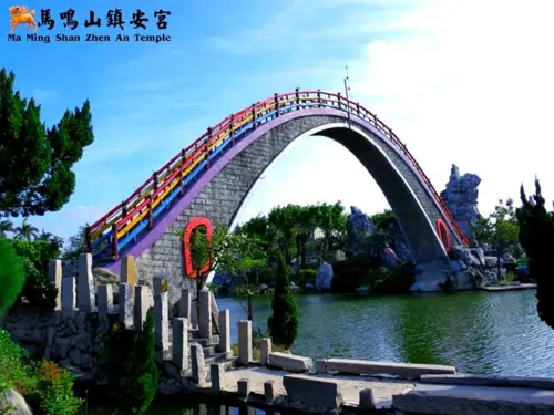 ▲「五年千歲公園」每一區主題不同，所設立的園區景致也有所差別，像是摩天大橋則有七彩繽紛拱橋可以拍攝。（圖／馬鳴山鎮安宮五年千歲祖廟）