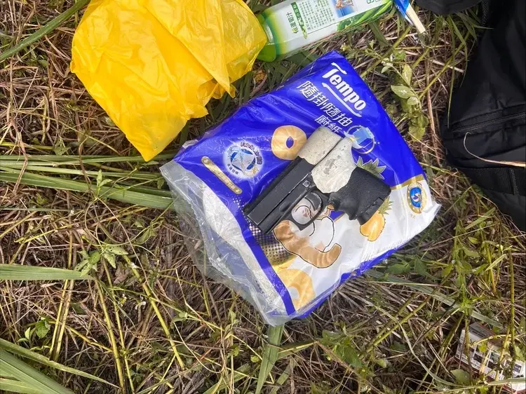 ▲中壢警至新竹查緝槍砲嫌犯，在現場開10多槍，沒想到犯嫌棄車逃逸留下一把手槍。（圖／警方提供）