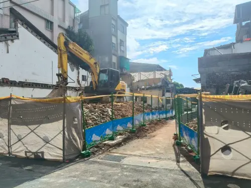 ▲「伊寧橋寓」位於台北市大同區伊寧街，基地面積120.09坪，樓層規劃為1棟地上10層，地下2層建築，共有61戶住家。建築基地已在8月底動工拆除舊建築。（圖／宇心建築團隊臉書）