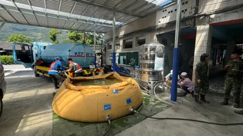 ▲國軍今早架設行動沐浴車，也緊急調派水源，希望讓災民好好洗澡。（圖／讀者提供）