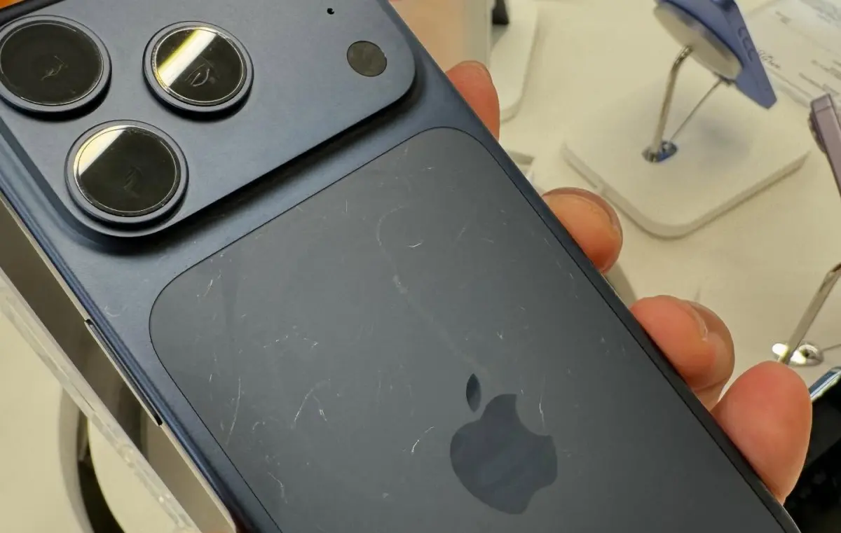 ▲iPhone 17 Pro展示機近日被民眾發現背板全是長條痕跡，蘋果今日證實背後兇手，但強調並非刮痕。（圖／翻攝Threads）