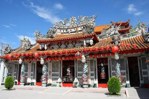 ▲光復鄉保安寺建廟將近150年，相傳當年有位白髮老翁，肩上挑了一擔竹籠到此地，後來發現內有兩尊銅鑄的釋迦牟尼佛的神像。（圖／翻攝保安寺粉專）