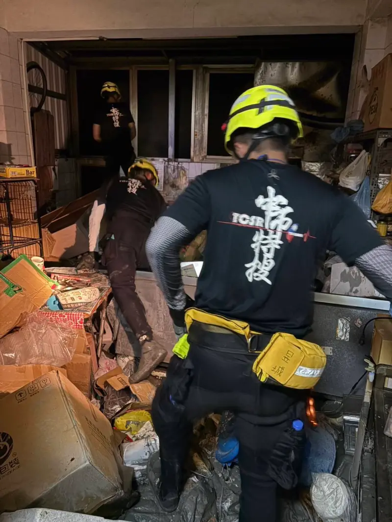    ▲台中市消防局特搜隊在凌亂的環境中尋找生還者。（圖／台中市消防局提供，2025.09.25）  