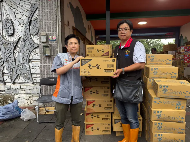 ▲花蓮馬太鞍溪堰塞湖23日發生溢流，配合當地物資需求，統一超商將500個御飯糰與500個麵包、40箱瓶裝水與泡麵等生活物資送至花蓮大進國小的臨時避難收容處。（圖／統一超商提供）