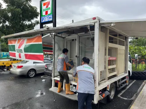 ▲7-11「OPEN!行動購物車」已於9月24日下午抵達大進國小臨時避難所，提供餐食飲水服務。（圖／7-11提供）