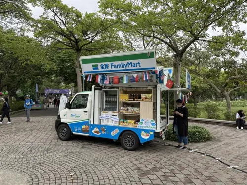 ▲全家首度出動「Fami Mobi智慧零售車」，將第一時間於避難所現場公益提供現煮熱食。（圖／全家提供）
