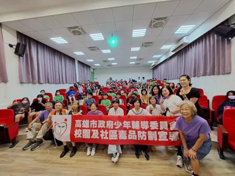 ▲ 高市少年隊、少輔會至忠義國小進行反毒、網安、防詐校園社區宣導。（圖／高市少年隊提供）