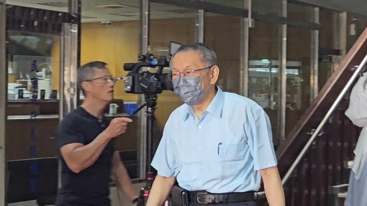 ▲柯文哲對於北檢從台北市政風處調到他手寫「京華城對容積率已死心」給彭振聲的便利貼，批評這是政風處長期對他政治偵防。（圖／記者劉松霖攝）