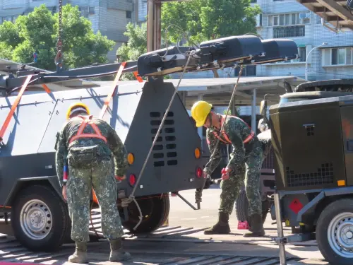 ▲第三作戰區53工兵群官兵第一時間完成裝土機、照明尾車及生命探測儀等專業裝備整備，迅速投入花蓮救災。（圖／陸軍司令部提供）