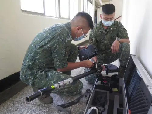 ▲第三作戰區53工兵群官兵第一時間完成裝土機、照明尾車及生命探測儀等專業裝備整備，迅速投入花蓮救災。（圖／陸軍司令部提供）