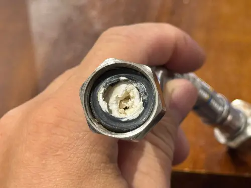 ▲梁師傅拆開發現，管線裡卡滿水垢結石。（圖／梁師傅臉書）