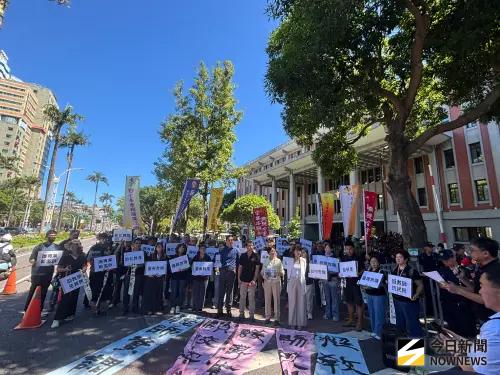 教師節前抗議　全教總教育部外靜坐、批環境惡化提五大訴求
