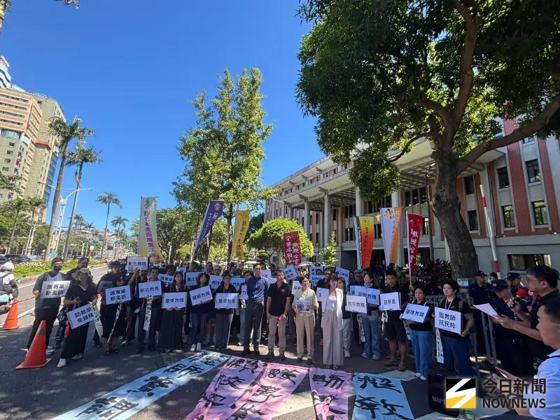 ▲國教師工會總聯合會在教師節前夕，集結22個地方工會在教育部前抗議、靜坐，提出五大訴求。（圖／記者李青縈攝）