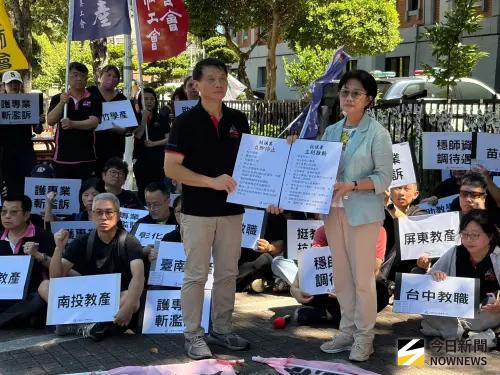 ▲ 教育部國教署副署長戴熟芬接下全教總抗議書（圖／記者李青縈攝）