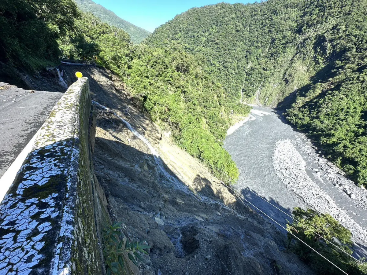 ▲南橫公路台20線189K+800(新武路段)發生路基缺口災害。（圖／公路局）