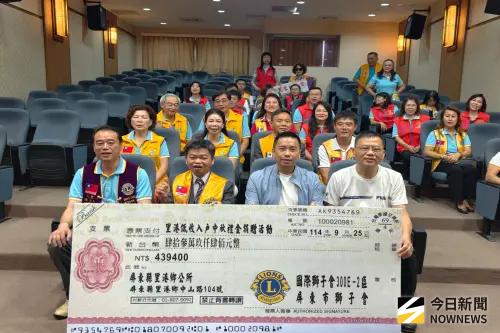 「獅子傳愛」捐贈里港低收入戶中秋禮金
