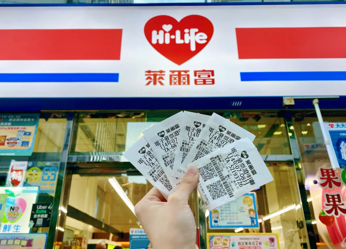 ▲萊爾富的「平鎮豐收店」以及位在台中市的「沙鹿中航店」分別開出特別獎1000萬元以及特獎200萬元發票。（圖／萊爾富提供）