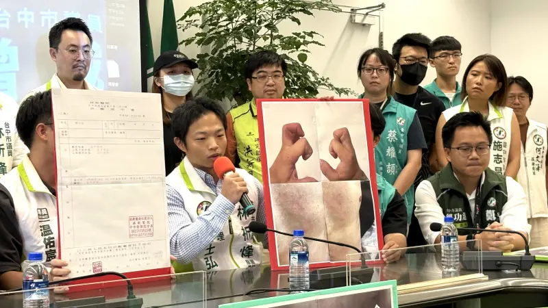 ▲林祈烽議員助理林士弘指控，他執行工作時遭市議員李中掌擊、差點跌倒還撞到其他議員，導致身體多處瘀腫。（圖／記者顏幸如攝，2025.09.25）