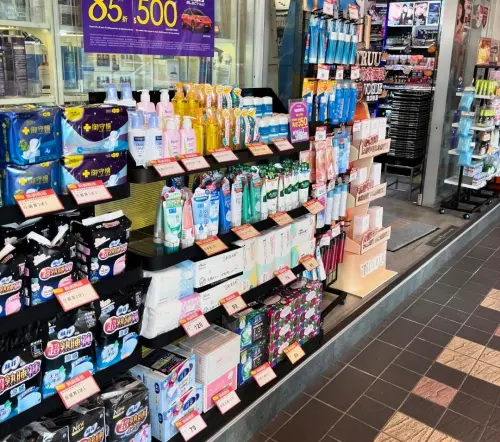 ▲台灣藥妝店如康是美、屈臣氏等，也經常可見將商品擺放在外面展示的情景。（圖／翻攝Threads）