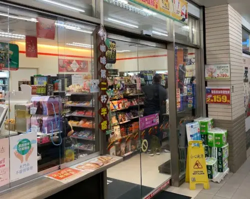 ▲台灣有些超商門市，會將商品擺放在外面展示販售，但該情景卻讓日本人感到十分震驚與不解。（圖／Google評價）