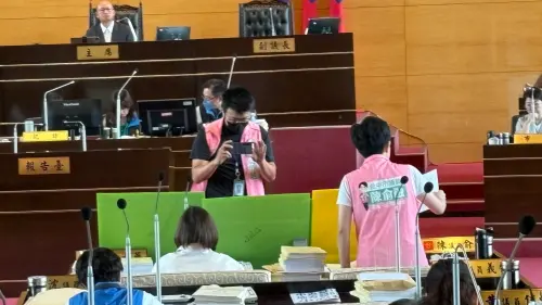 ▲助理站在陳俞融前方拍攝問政過程，議長張清照出聲阻止。（圖／記者顏幸如攝，2025.09.25）