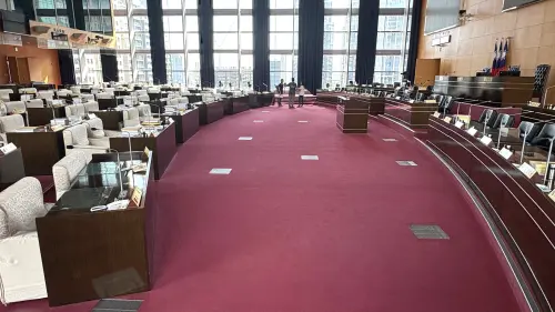 ▲台中市議會規定，助理不可以站在議員席（左）與備詢席中間的廣場錄影。（圖／記者顏幸如攝，2025.09.25）