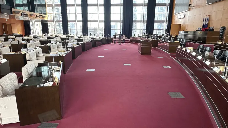    ▲台中市議會規定，助理不可以站在議員席（左）與備詢席中間的廣場錄影。（圖／記者顏幸如攝，2025.09.25）  