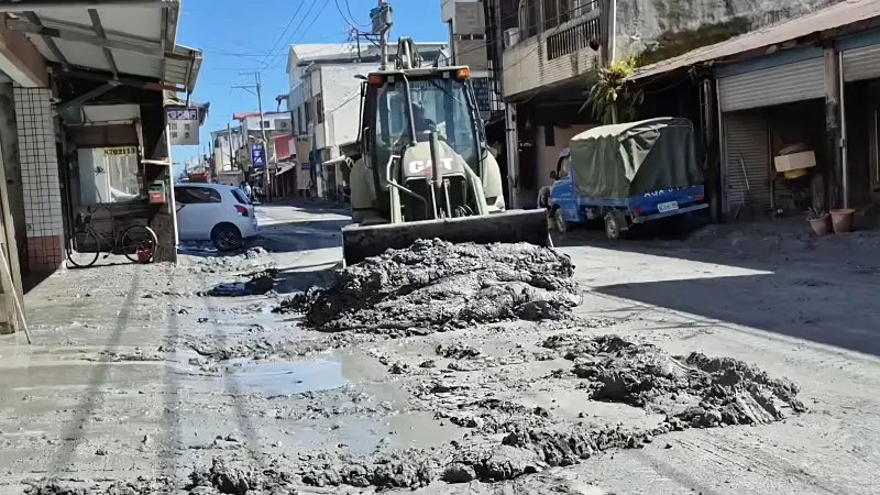 ▲第4作戰區54工兵群支援實施道路清淤作業。（圖／記者莊全成翻攝）