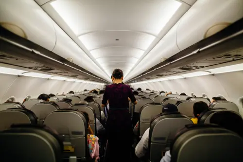 ▲一名前空姐現身回應，飛機起飛後發生緊急狀況，空勤組員會立即啟動相關逃生程序，乘客除了需依照指示採取防護姿勢，也要移除尖銳物品，並脫下鞋子、襪子，尤其是絲襪更應脫除。（示意圖／取自Pexels）