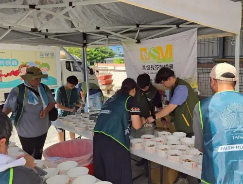 阿嬤強忍膝蓋痛爬二樓避難　社工助祖孫視訊重新連上線
