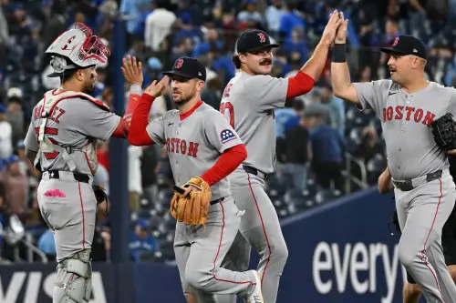 ▲紅襪再陷偷暗號爭議，藍鳥球星史普林格批裁判偏袒，小葛雷諾與打擊教練更因抗議遭驅逐出場。（圖／路透／達志影像）