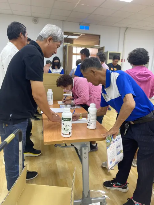 ▲丹娜絲颱風受災農戶紛紛前往領取佳和農化免費提供的植保資材「磷保75」，希望趕快復耕。（圖／佳和提供）