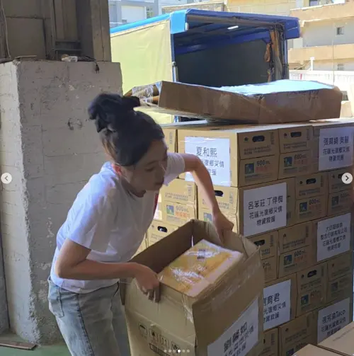 ▲丫頭身體力行，到裝貨現場幫忙搬物資。（圖／丫頭IG@ava112411）