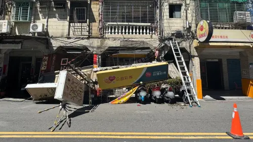 快訊／驚悚畫面曝光！蘆洲彩券行「整片招牌突砸落」5機車衰遭殃
