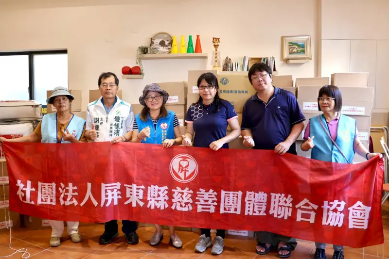 ▲立委鍾佳濱號召屏東慈善團體與屏東在地企業穀萊生技公司，募集物資送往花蓮災區。（圖／記者莊全成翻攝）