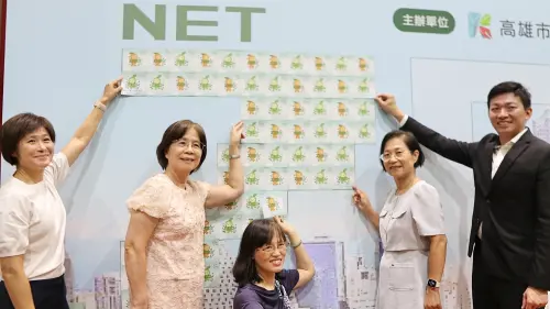 ▲現場200多位校長，與教育局長吳立森共同宣示簽署「淨零永續宣言」，並以AI設計製作「淨零永續宣言」卡片，寫下自己淨零永續堅定承諾。（圖／高市府教育局提供）