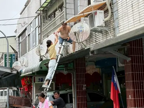 ▲由於花蓮光復災區積水未退，志工只能設法上二樓送物資。（圖／角兒Threads授權）