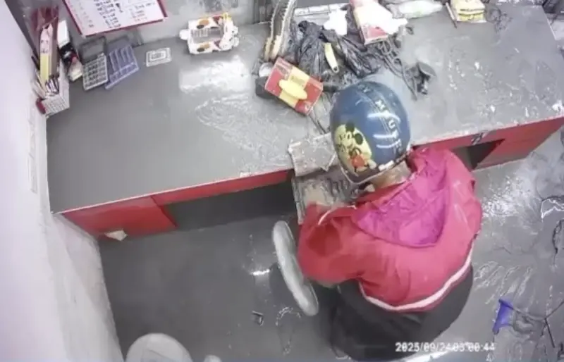 ▲花蓮光復鄉洪災發生後，竟有男子趁亂打劫，潛入一家檳榔攤內竊取四萬多元現金及其他財物，整個過程全被監視器拍下。（圖／翻攝畫面）
