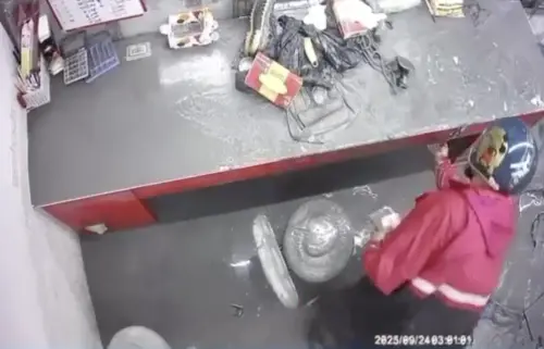 ▲花蓮光復鄉洪災發生後，竟有男子趁亂打劫，潛入一家檳榔攤內竊取四晚多元現金及其他財物，整個過程全被監視器拍下。（圖／翻攝畫面）