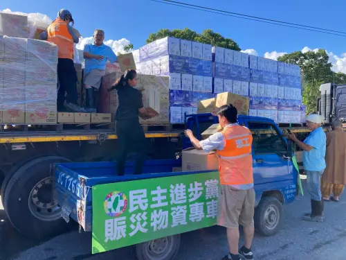 第一線協助花蓮災民！民進黨將棉被、水等物資送進光復鄉
