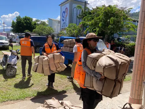 ▲民進黨將物資送進光復鄉。（圖／民進黨提供）