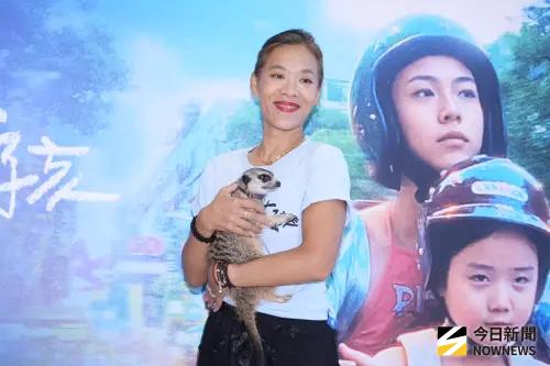 ▲《左撇子女孩》導演鄒時擎率眾演員黃鐙輝、馬士媛、葉子綺、夏騰宏、張允曦（小8）（圖／記者嚴俊強攝影）